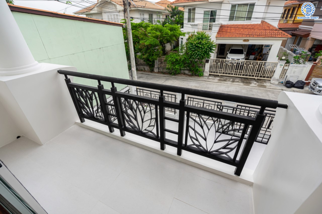 บ้านมือสองตกแต่งใหม่ หลังใหญ่ ม.ภัสสร14 บางใหญ่ ดีไซน์ทันสมัย เนื้อที่ 51.5 ตร.ว. รองรับทุกความสุข ฟังก์ชัน 3 ห้องนอน 2 ห้องน้ำ 2 ที่จอดรถ บนทำเลศักยภาพ ใกล้เซ็นทรัลเวสต์เกต ทางด่วน "ศรีรัช" และรถไฟฟ้าสายสีม่วง "สถานีตลาดบางใหญ่"